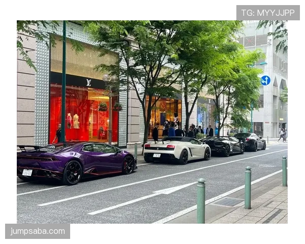 桃田贤斗背LV排队买咖啡，差点以为刷到偶像生活照